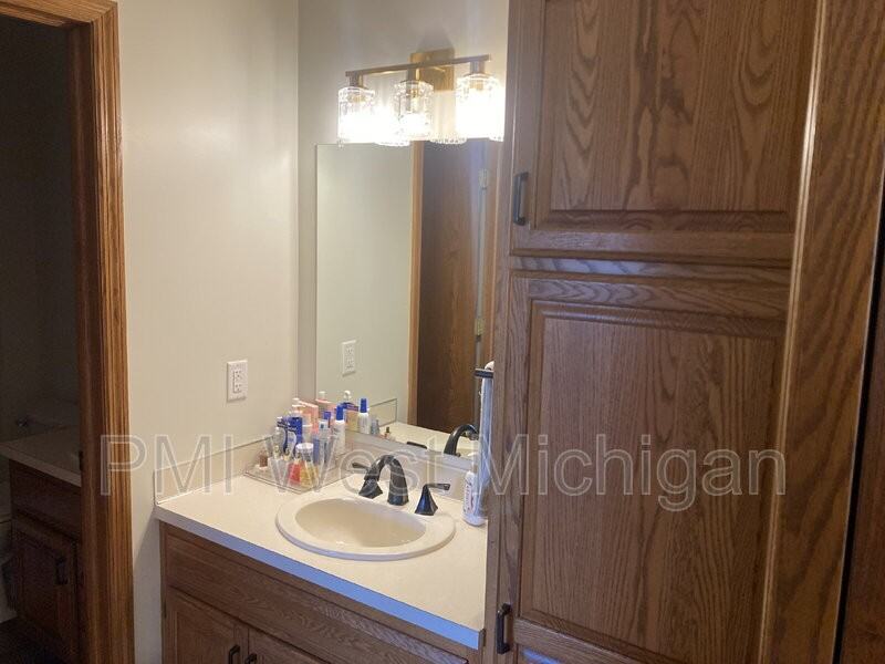 1054 Fairfield Dr - Photo 7 of 21