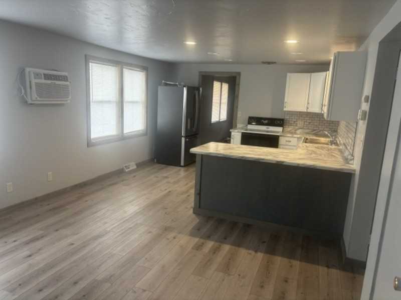 1433 Witzel Ave - Photo 2 of 16