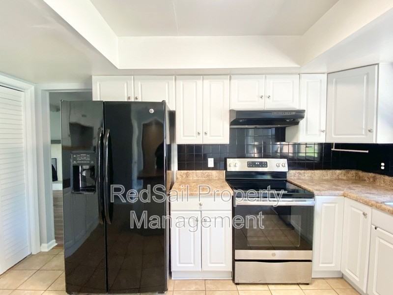 1028 Anderson Way - Photo 4 of 20