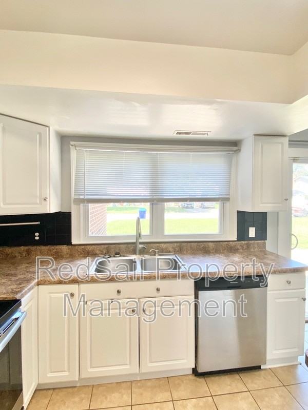 1028 Anderson Way - Photo 5 of 20