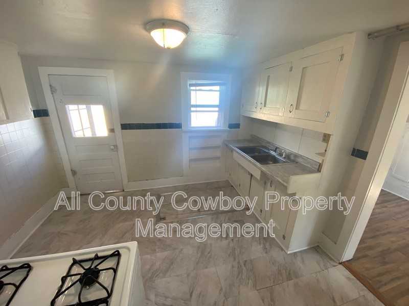 510 E Lewis St - Photo 3 of 13