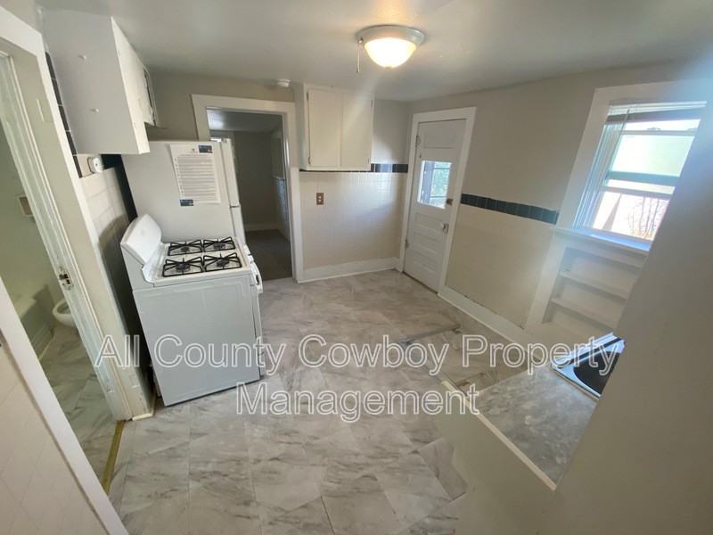 510 E Lewis St - Photo 4 of 13