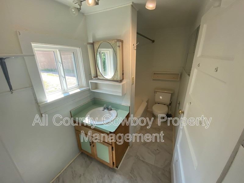 510 E Lewis St - Photo 5 of 13