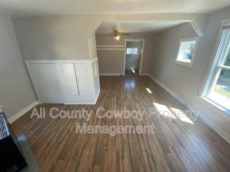 510 E Lewis St - Photo 7 of 13