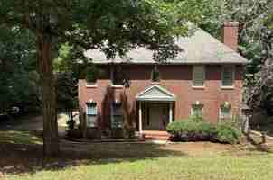 featured image of 2411 Oakwood Ave Ne