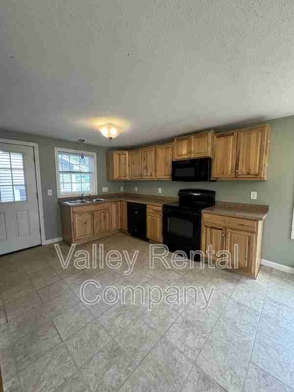201 Middle St - Photo 2 of 18