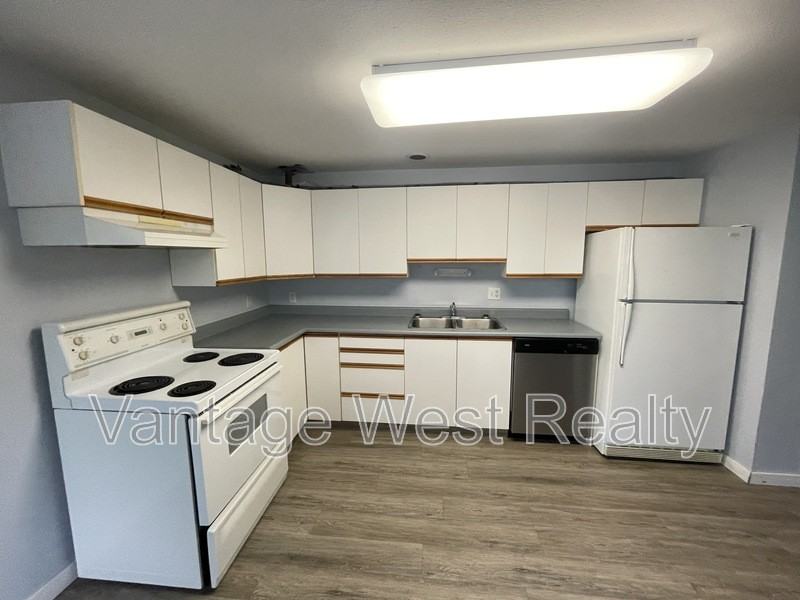 2433 - Photo 2 of 29