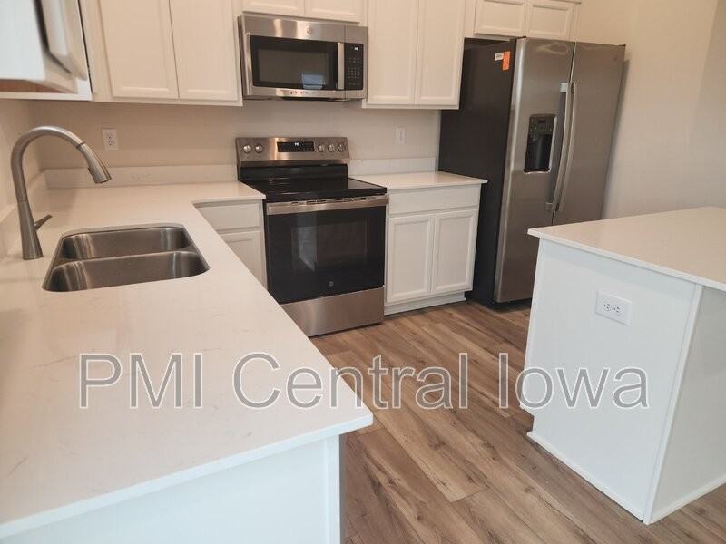 2940 Lund St - Photo 3 of 34