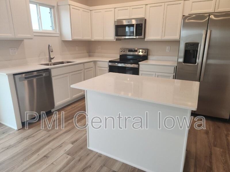2940 Lund St - Photo 4 of 34