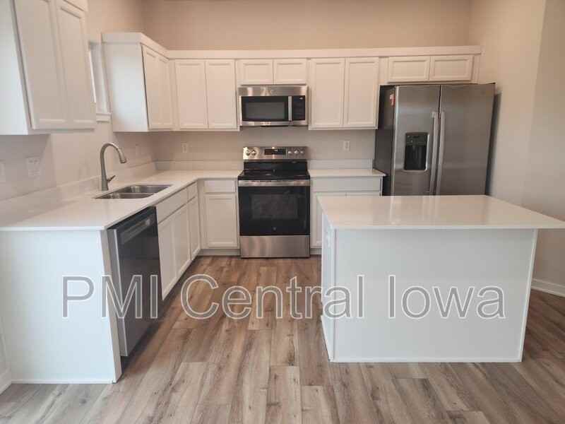 2940 Lund St - Photo 5 of 34