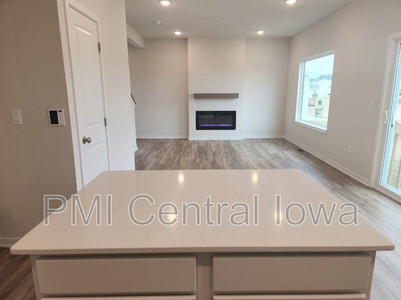 2940 Lund St - Photo 6 of 34