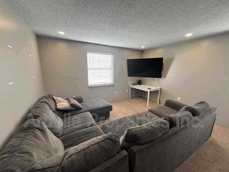 1324 Virginia St - Photo 3 of 20