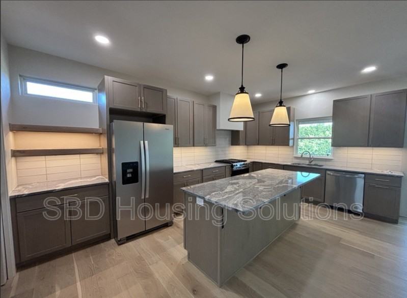 1416 Ne Ernest Way - Photo 4 of 16