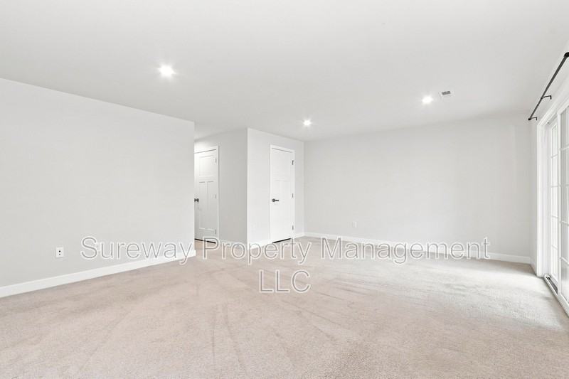 126 Nathan Dr - Photo 5 of 19