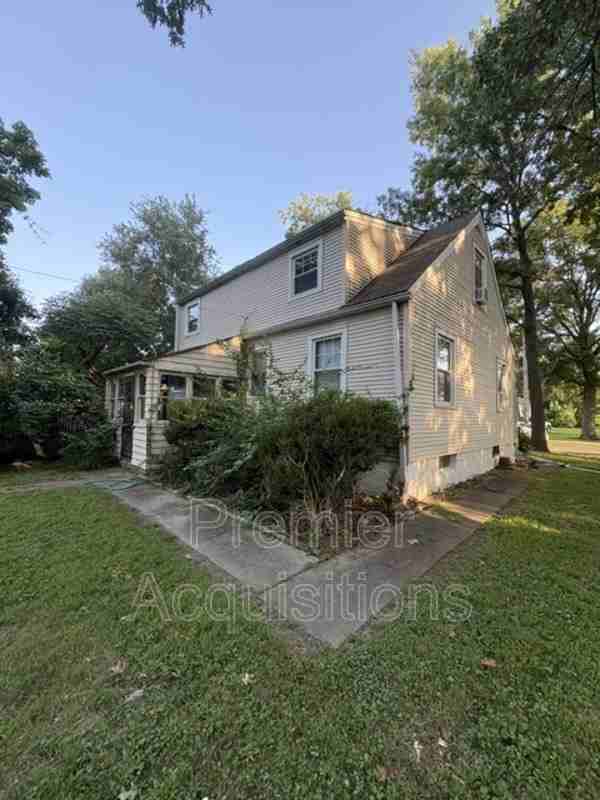 126 E 3rd St - Photo 3 of 16
