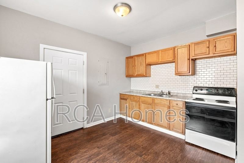 2414 English Ave - Photo 3 of 9