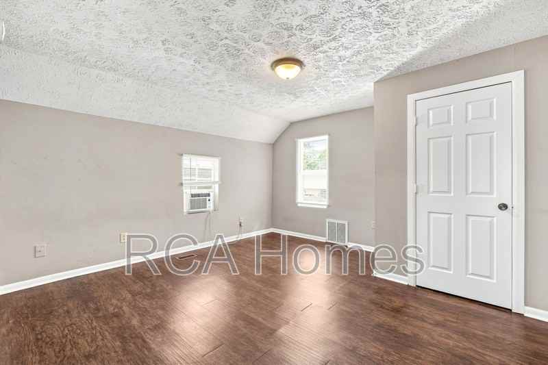 2414 English Ave - Photo 4 of 9