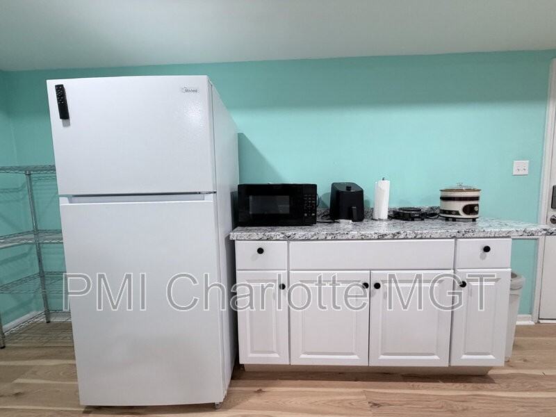 5315 Greenbrook Dr #B - Photo 7 of 7