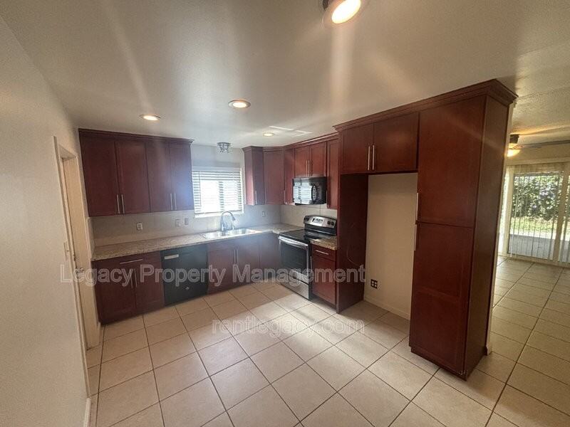 10763 Oakton Way - Photo 3 of 21