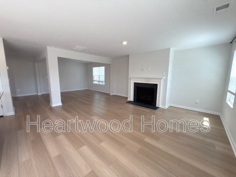 406 Eclipse Ln - Photo 2 of 50