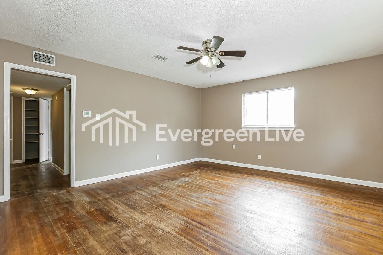 4002 Virginia Dr - Photo 2 of 15