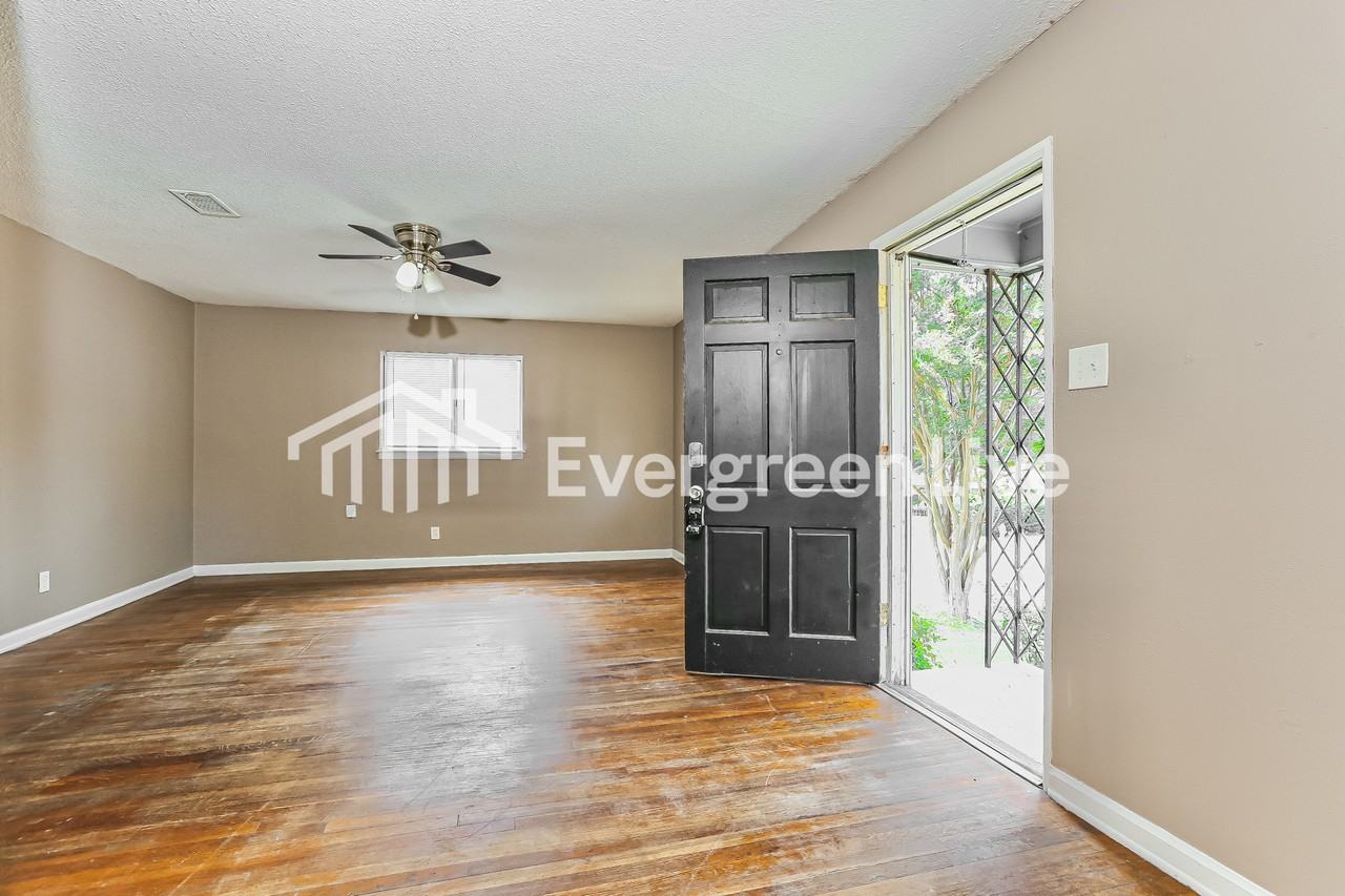 4002 Virginia Dr - Photo 3 of 15