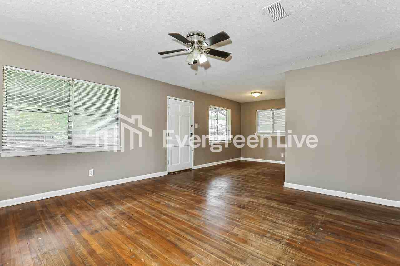 4002 Virginia Dr - Photo 4 of 15