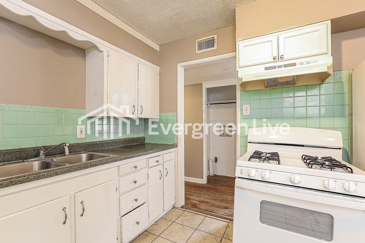 4002 Virginia Dr - Photo 5 of 15