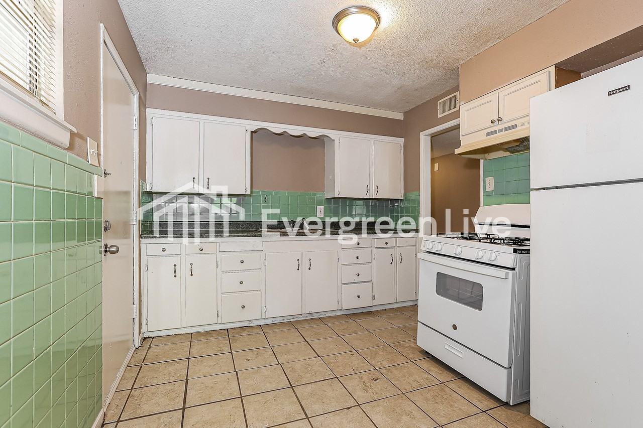 4002 Virginia Dr - Photo 6 of 15