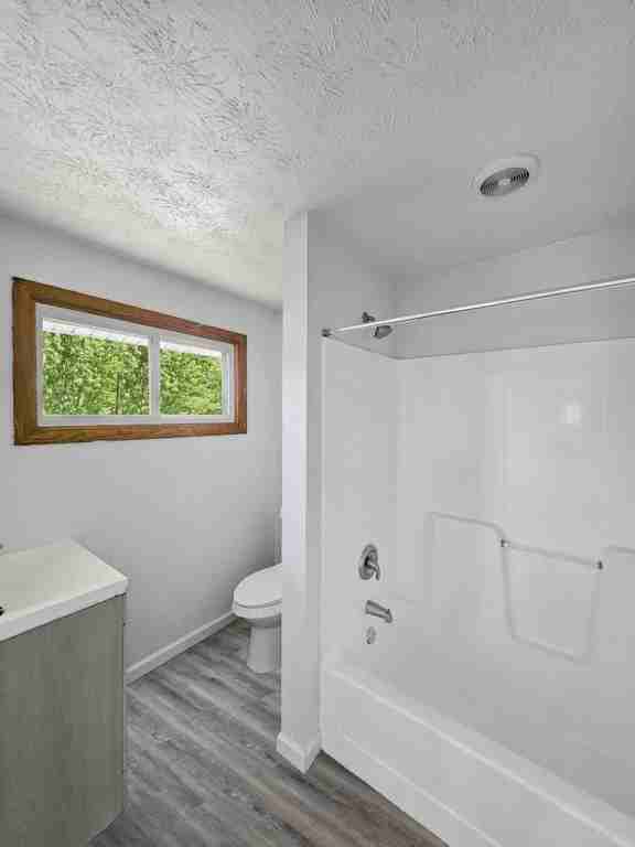 1645 Superior Ave Ne - Photo 5 of 12