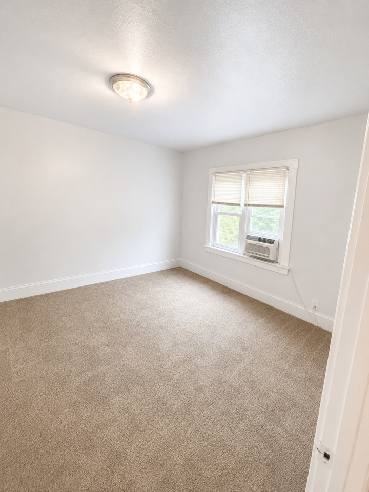 5846 Douglas Street - Photo 5 of 6