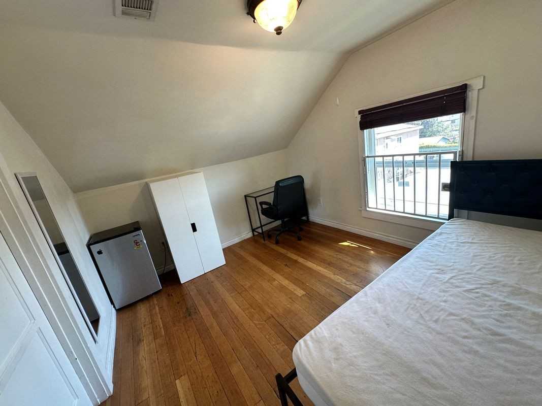 1327 W 35th St ##3g - Photo 6 of 7