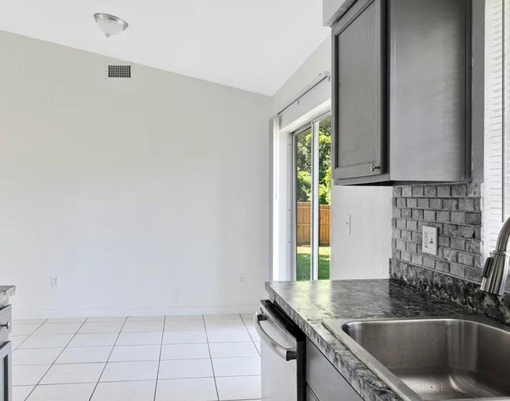 9031 Aldershot Ct - Photo 4 of 5