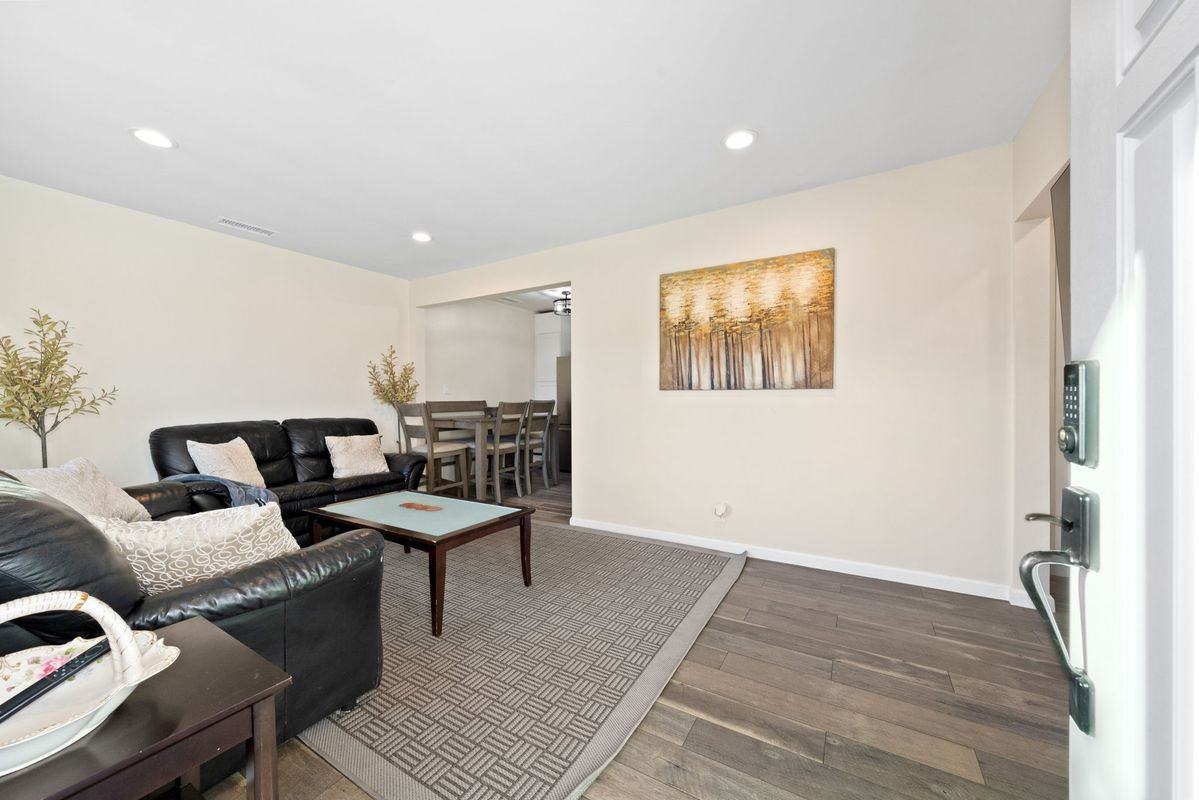 6240 University Ave - Photo 6 of 28