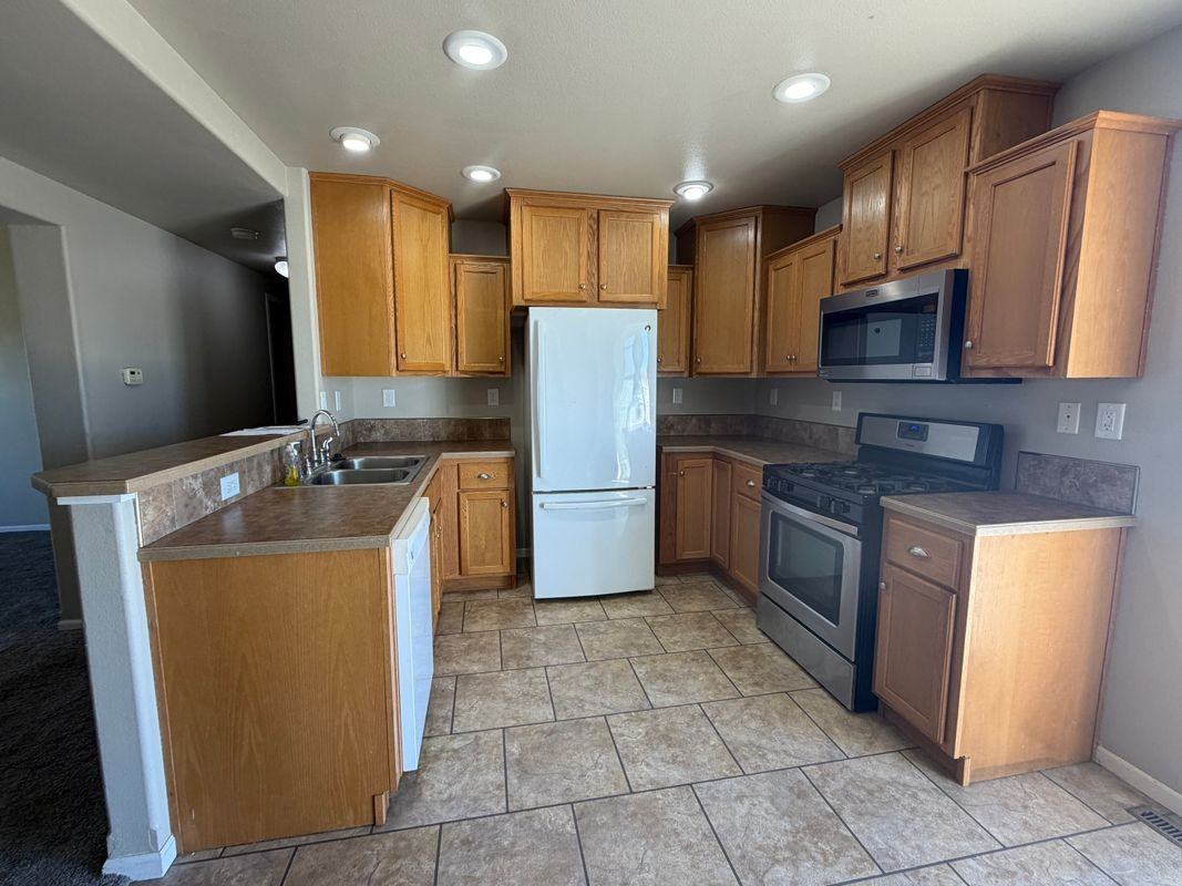 710 Sunrise Ct - Photo 3 of 11