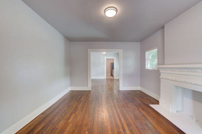 2607 E 10th St - Photo 6 of 31