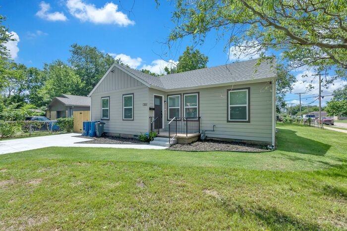 504 E Young Pl - Photo 2 of 43
