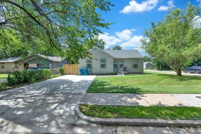 504 E Young Pl - Photo 3 of 43