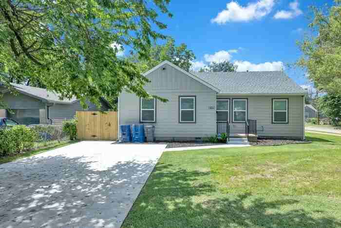 504 E Young Pl - Photo 4 of 43