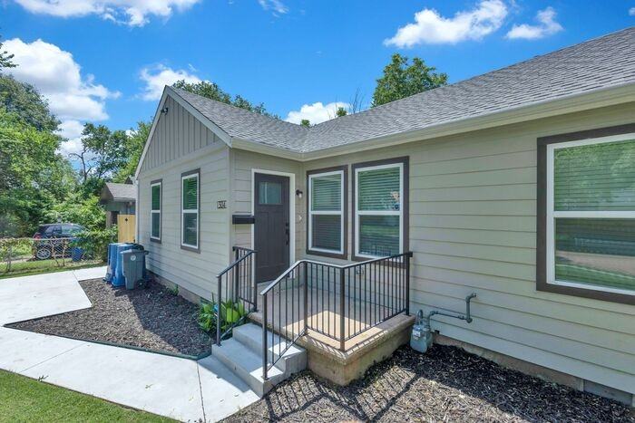 504 E Young Pl - Photo 5 of 43