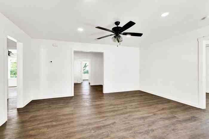 504 E Young Pl - Photo 6 of 43