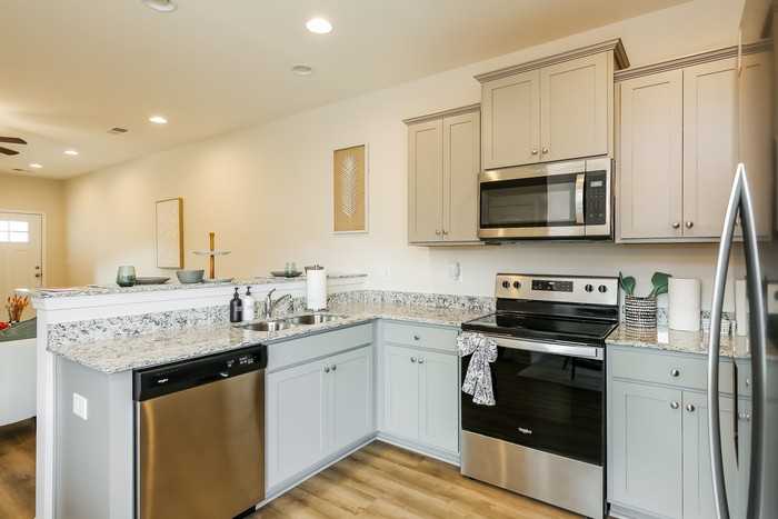 453 Country Club Ln - Photo 5 of 20