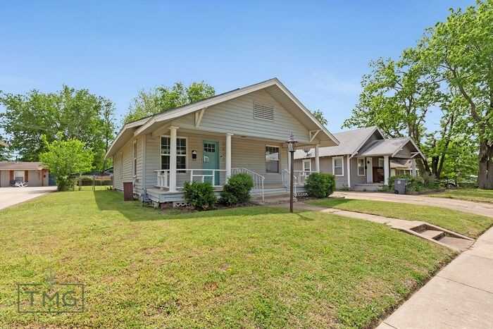 2620 E 7th St - Photo 3 of 28