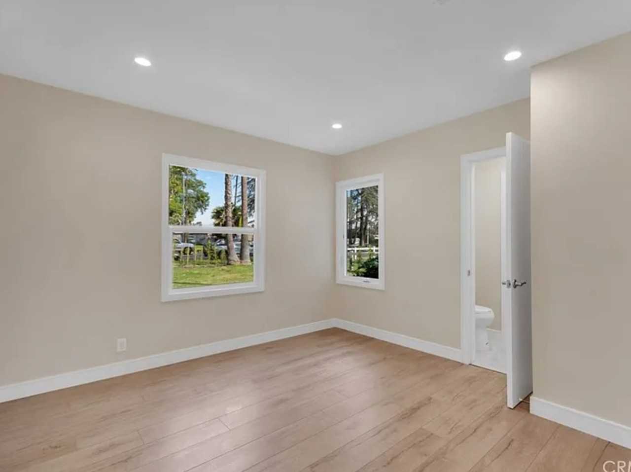 17024 Sherman Way #NA - Photo 4 of 10