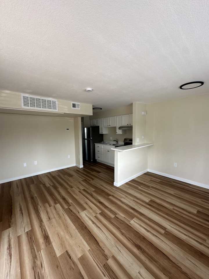 153 S 18th Ave #6 - Photo 4 of 6