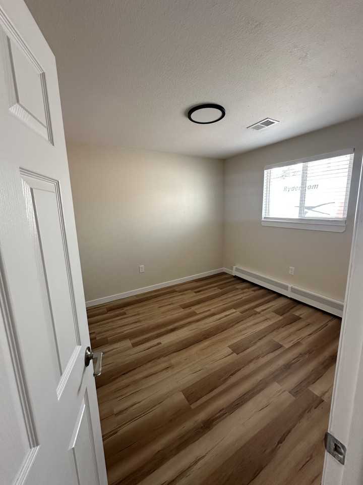 153 S 18th Ave #6 - Photo 5 of 6