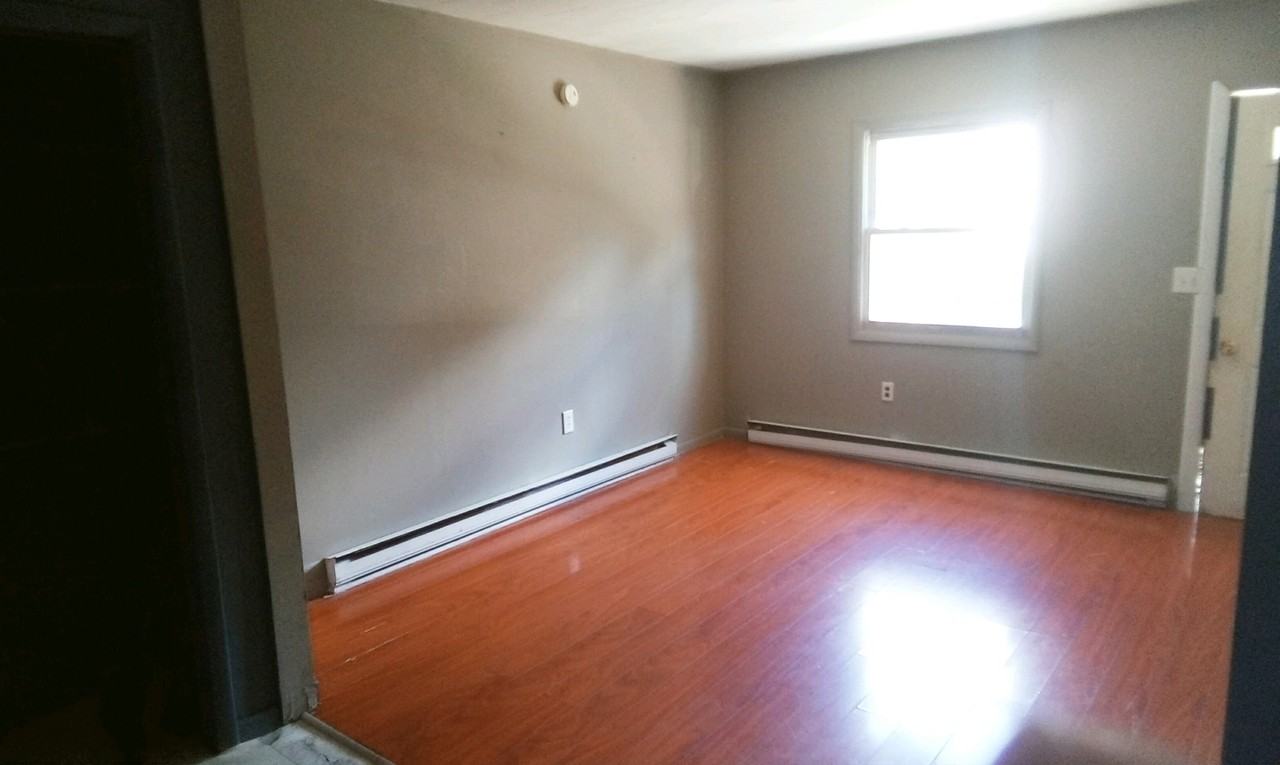 264 Laurel St #1 - Photo 3 of 5