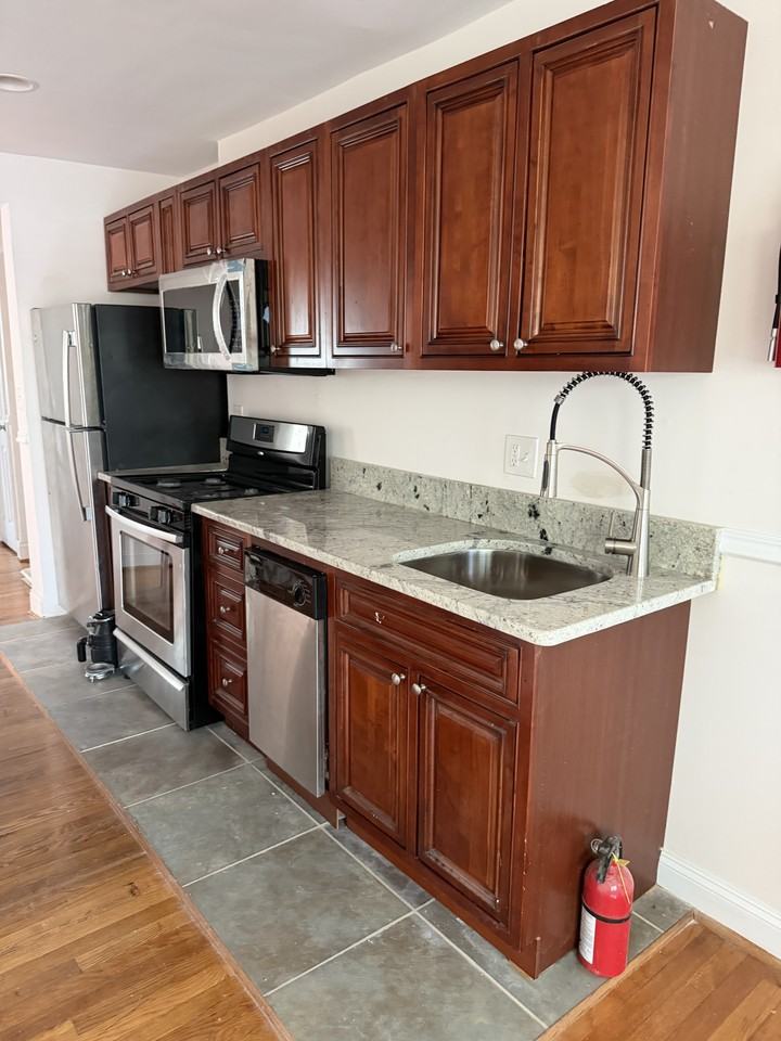 1237 Alabama Ave Se #A - Photo 3 of 7