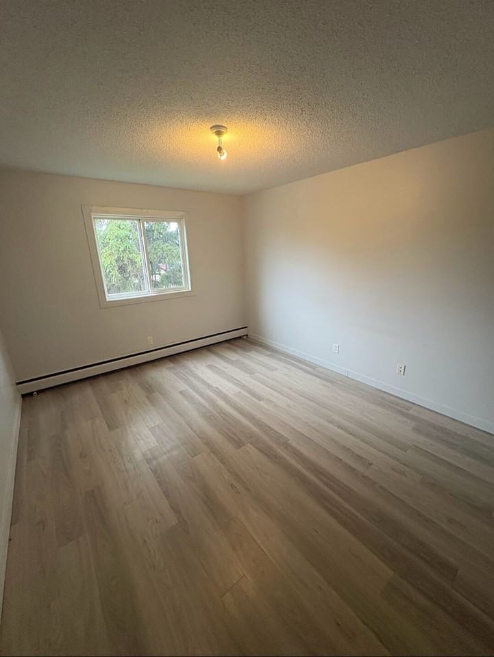 9408 149 St Nw - Photo 4 of 13