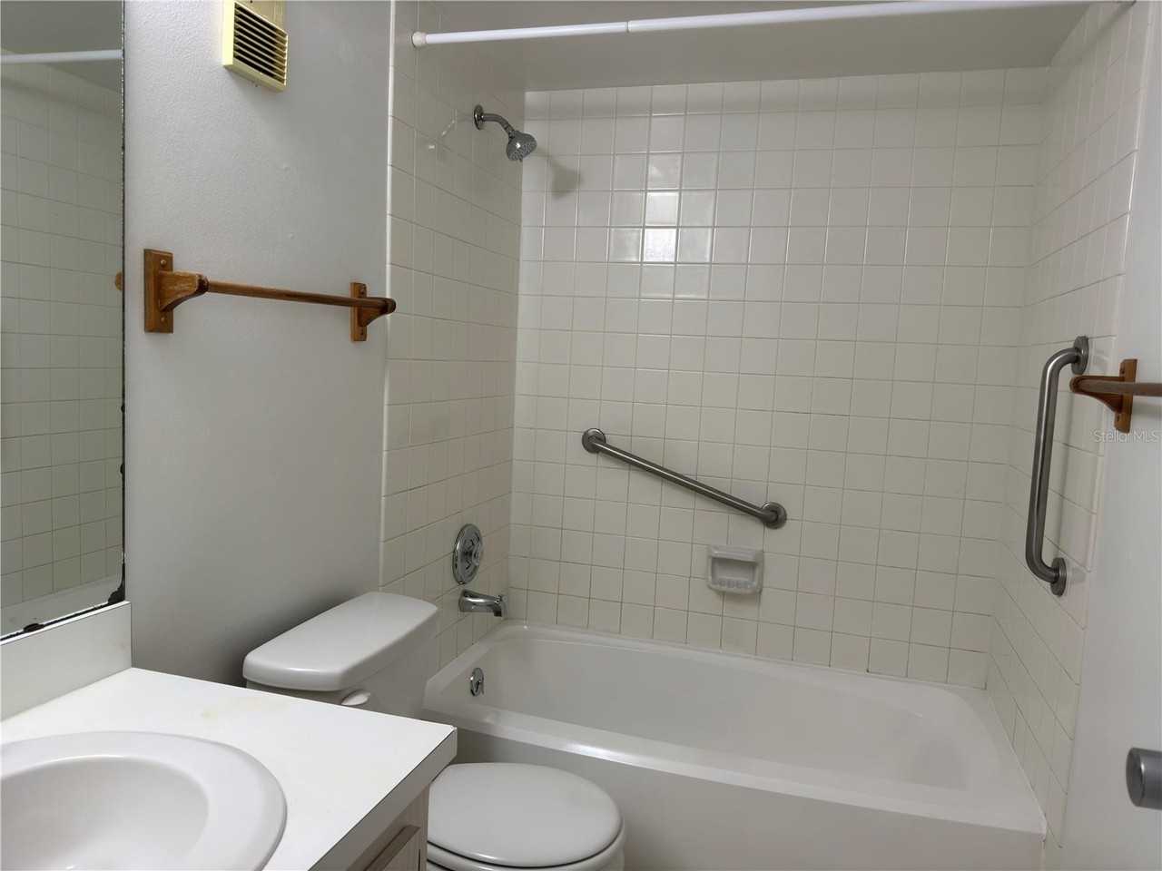 190 Hickory Woods Ct #10D - Photo 4 of 10